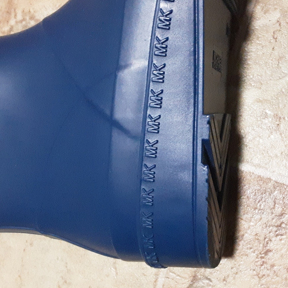 Michael Kors Women's Navy Rain Boots Size 10. - Picture 6 of 12